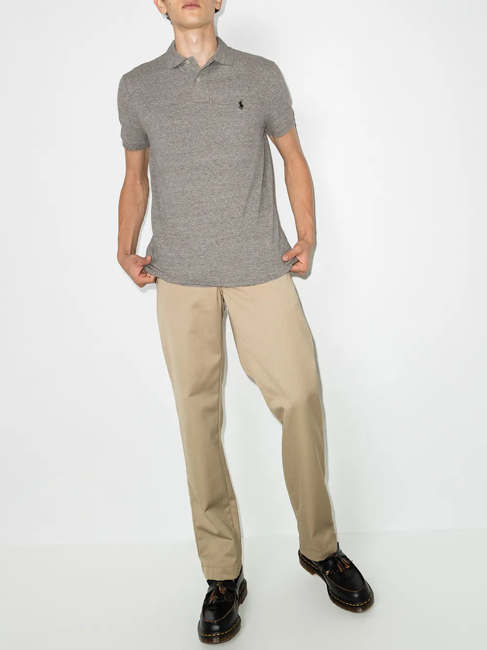 camisa polo com logotipo bordado