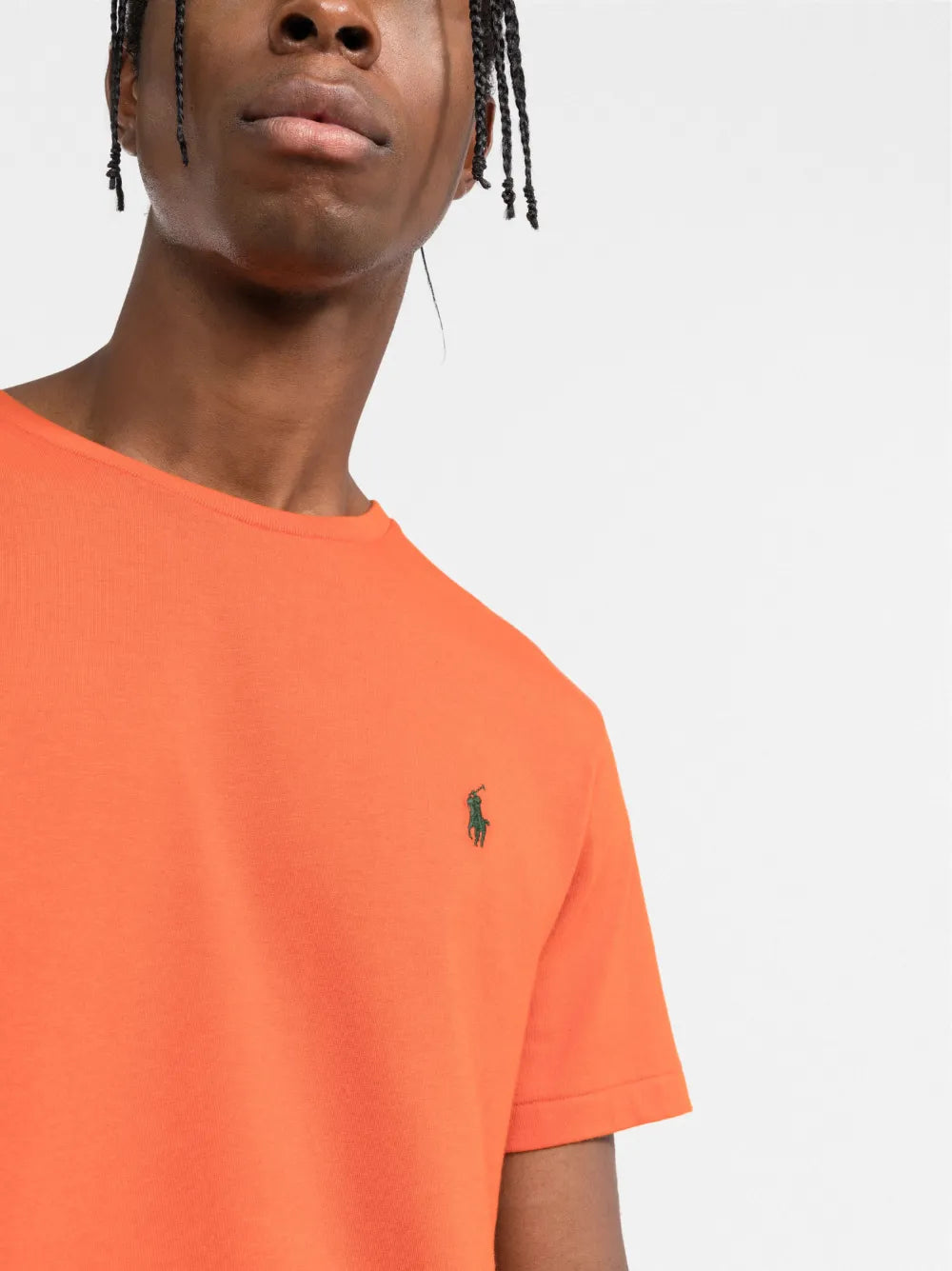 camiseta de manga curta com logotipo bordado