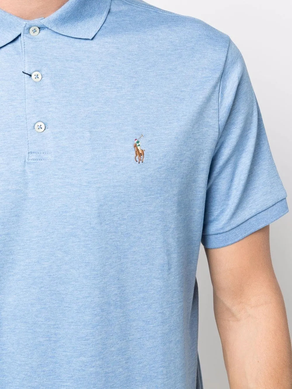 camisa polo com logotipo bordado