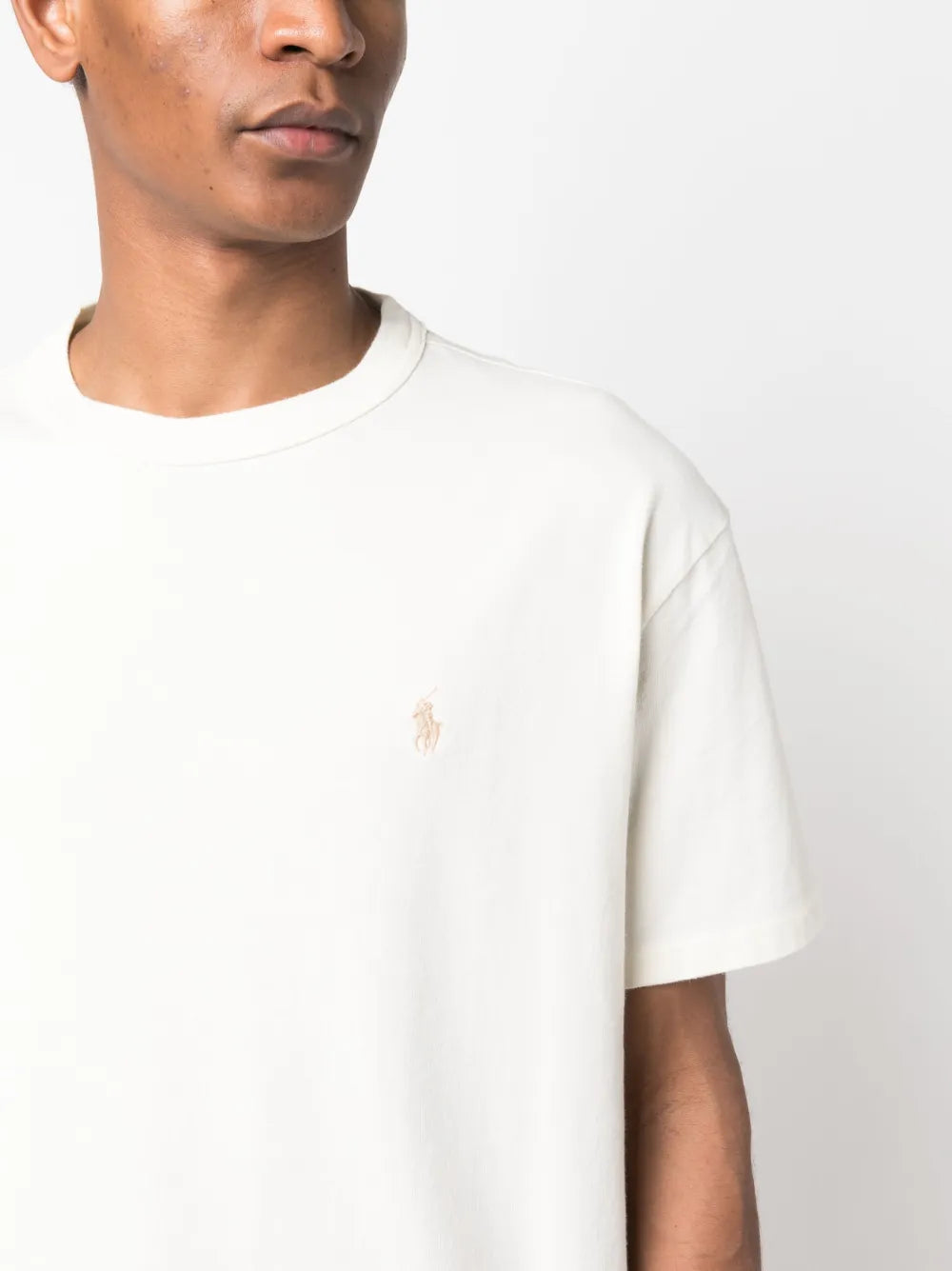 camiseta de algodão com logotipo bordado