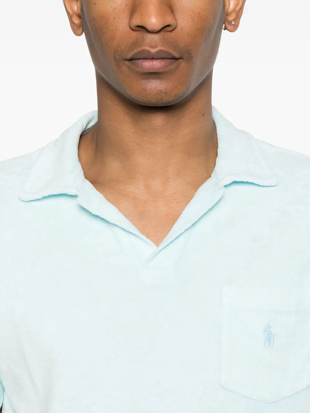 camiseta felpuda tingida com minerais