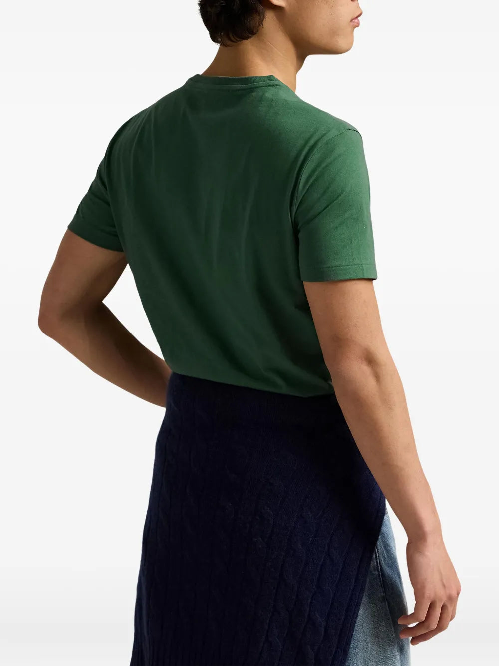 camiseta bordada com gola redonda