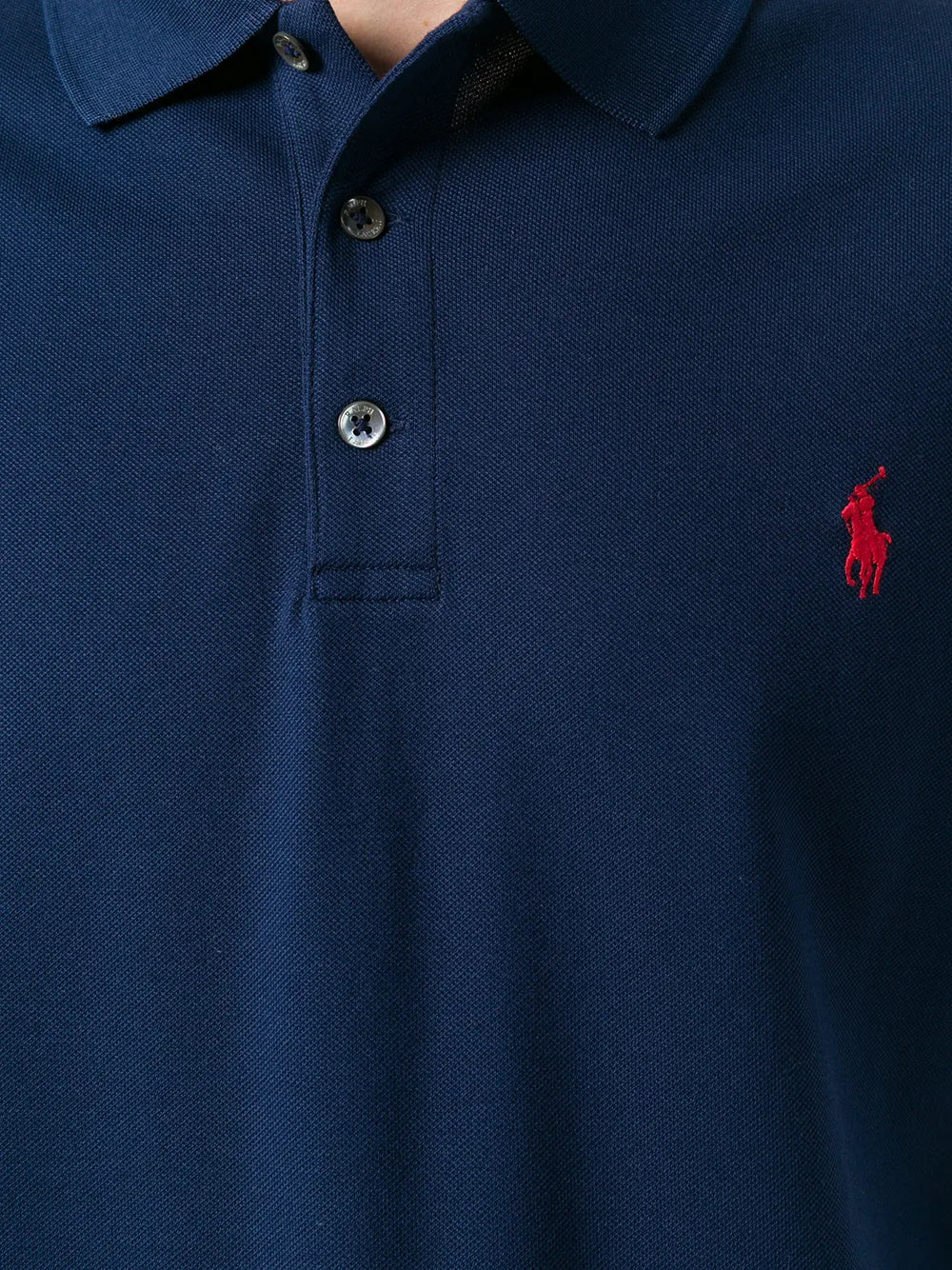 camisa polo com logotipo bordado