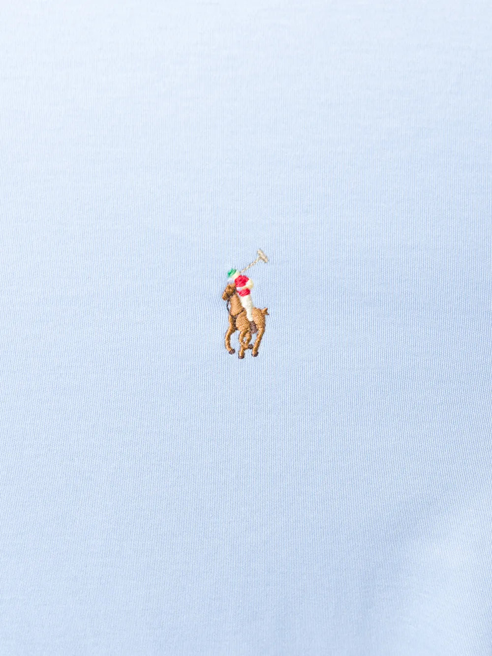 camiseta com logotipo bordado