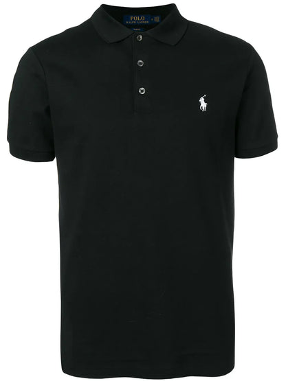 camisa polo com logotipo contrastante