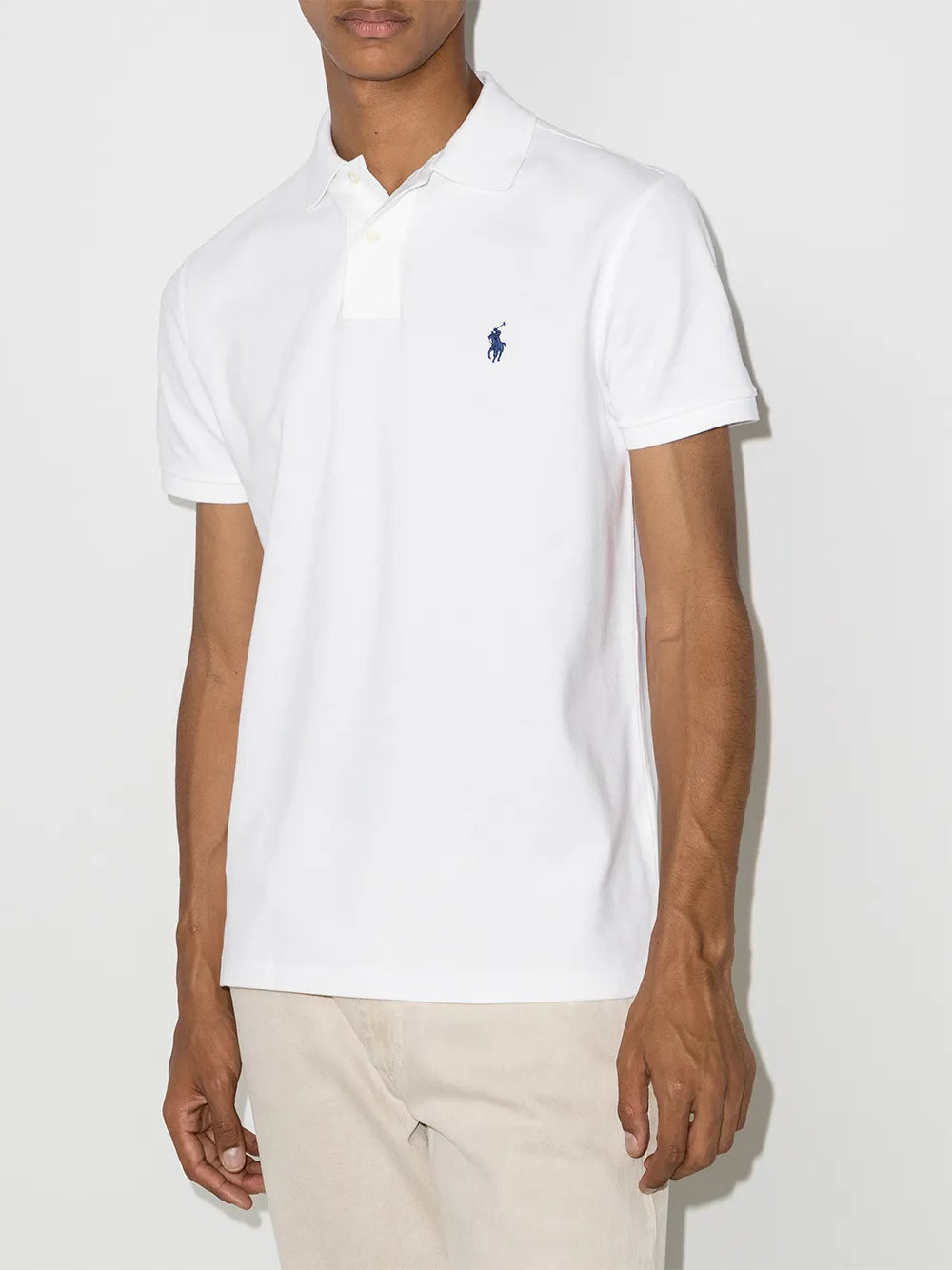 camisa polo com logotipo bordado