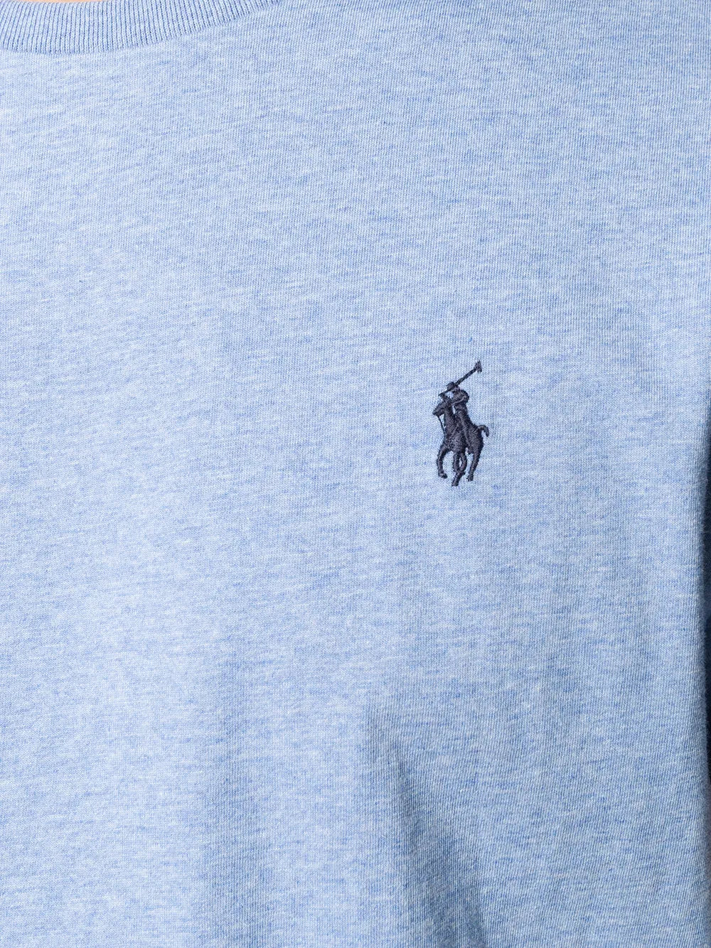 camiseta de gola redonda com logotipo bordado