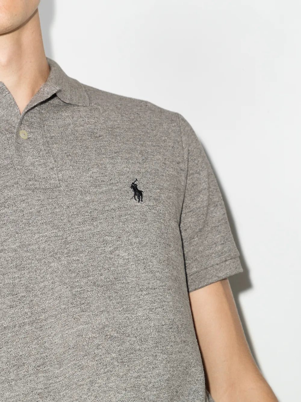 camisa polo com logotipo bordado