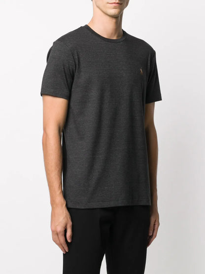 camiseta lisa com logotipo bordado