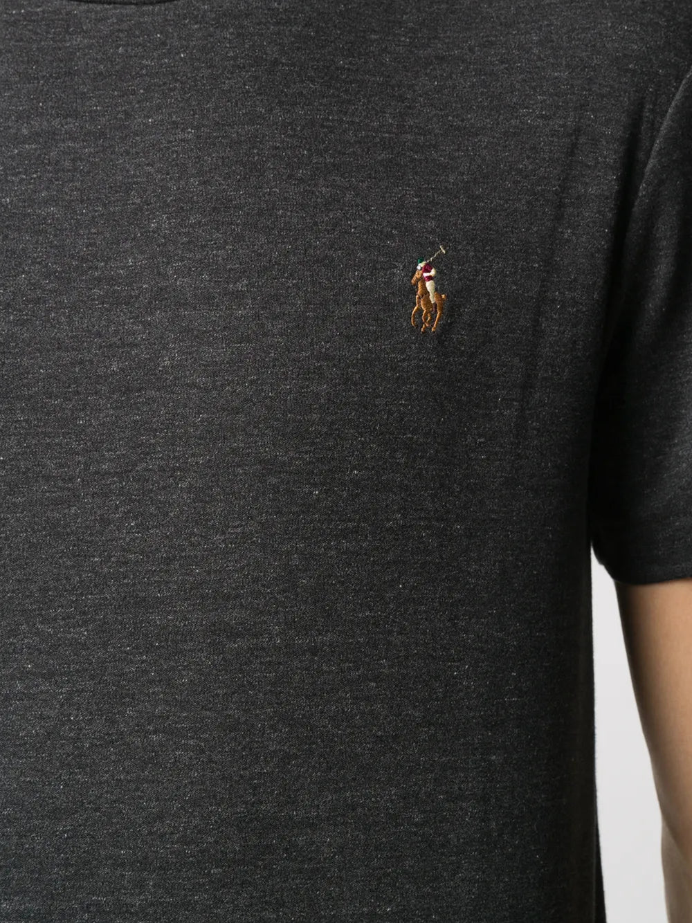 camiseta lisa com logotipo bordado