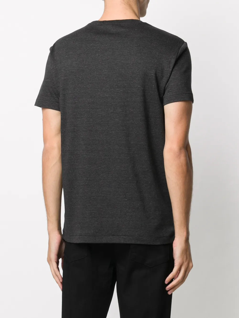 camiseta lisa com logotipo bordado