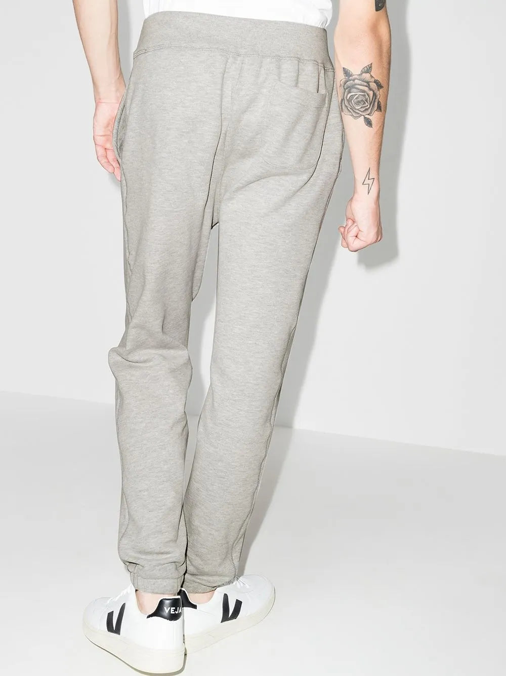 calças esportivas com cordão na cintura