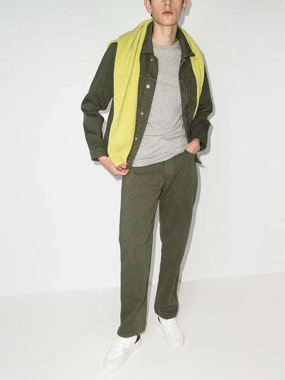 camiseta com logotipo bordado