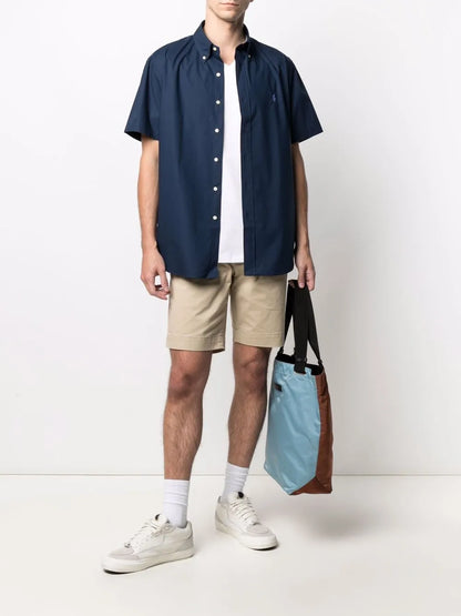 camiseta com decote em V e logotipo bordado