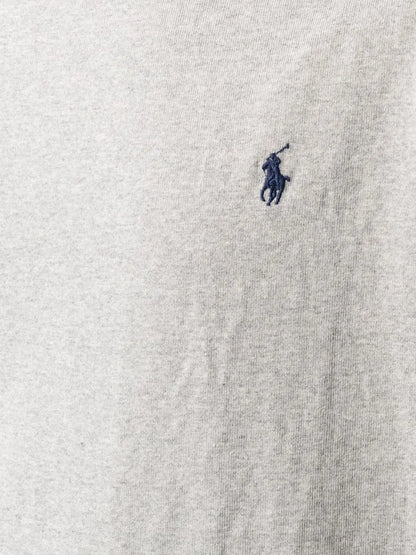 camiseta com logotipo bordado