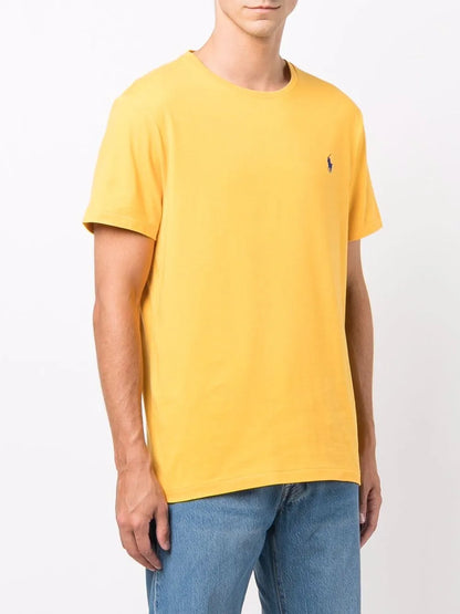 camiseta de manga curta com logotipo bordado