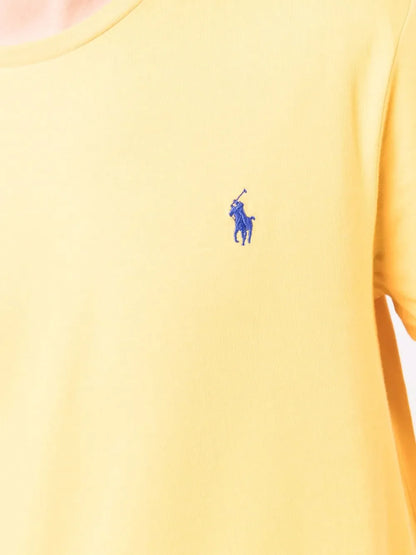 camiseta de manga curta com logotipo bordado