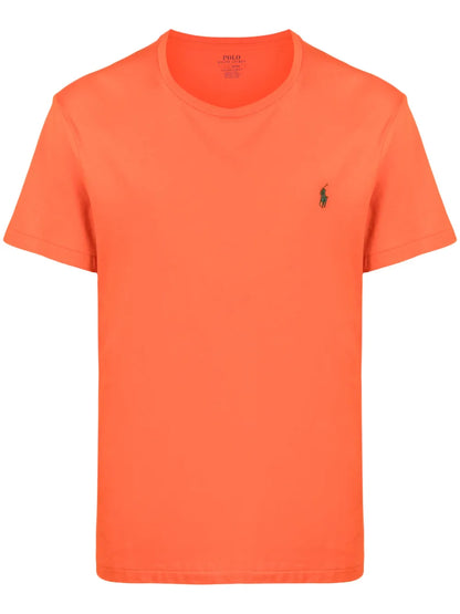 camiseta de manga curta com logotipo bordado