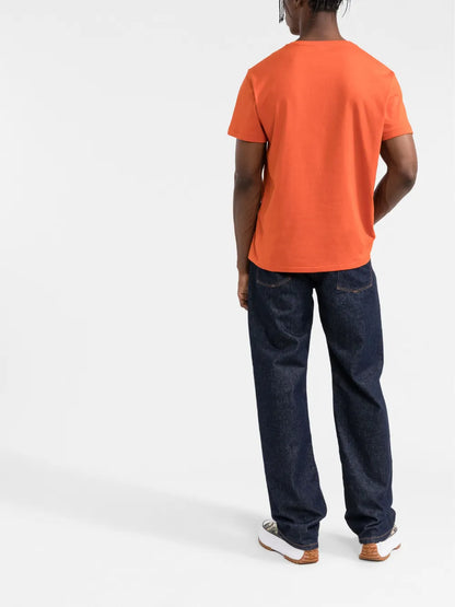 camiseta de manga curta com logotipo bordado