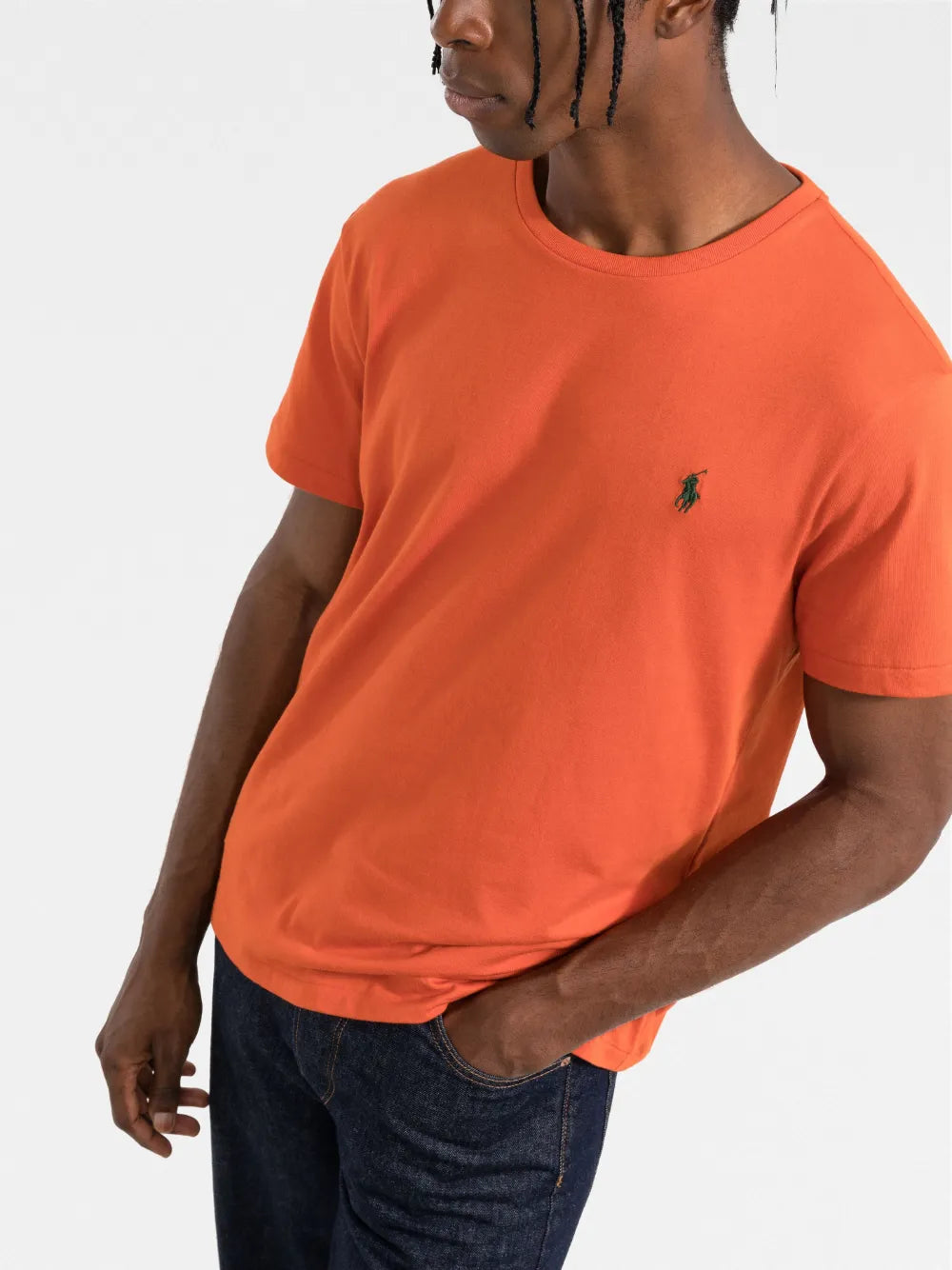 camiseta de manga curta com logotipo bordado