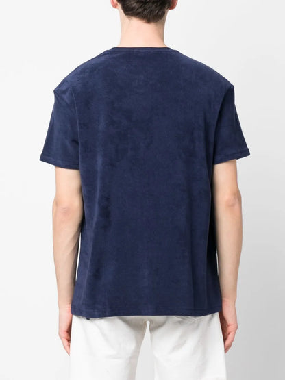 camiseta chenille com logotipo bordado