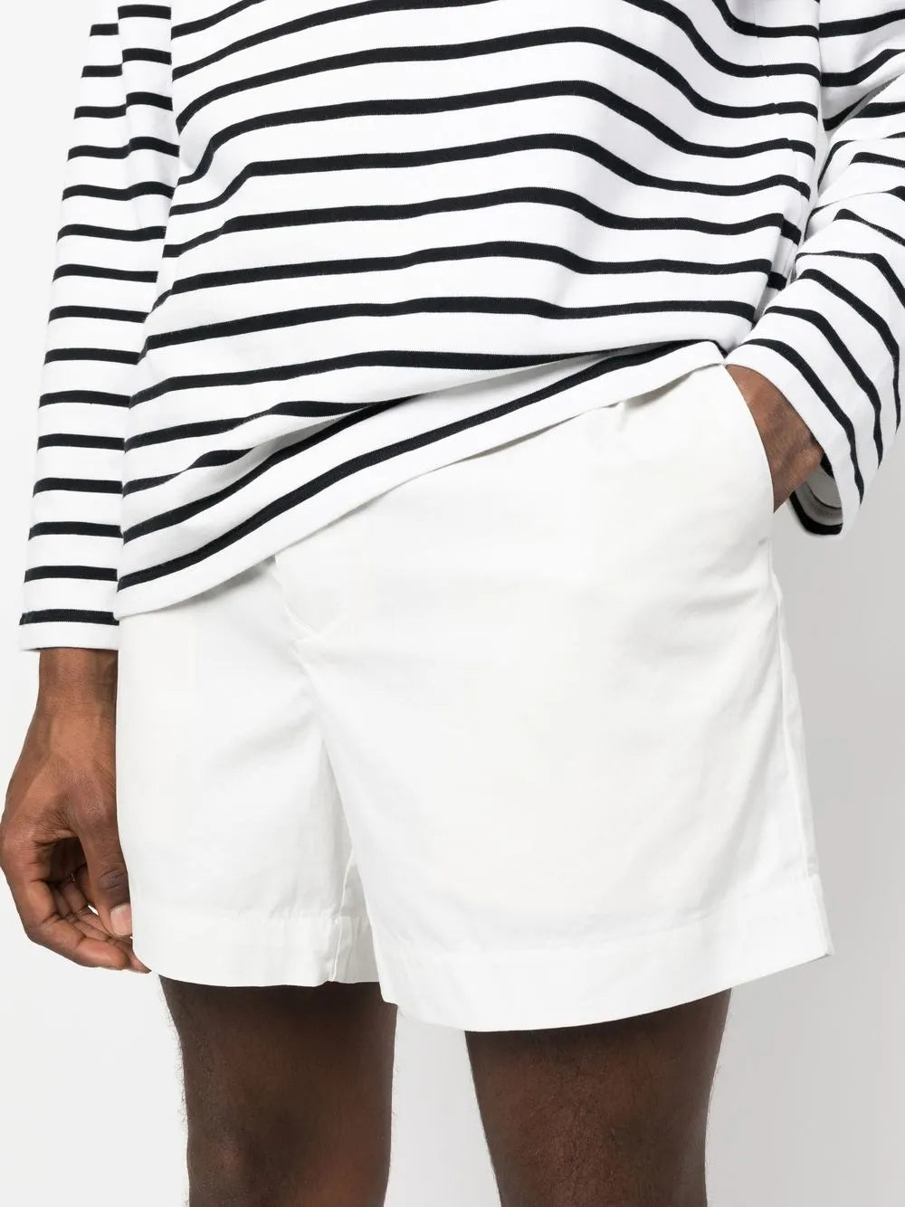 shorts de tênis acima do joelho