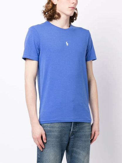 camiseta slim fit com logotipo bordado