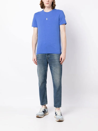 camiseta slim fit com logotipo bordado