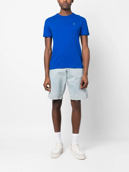 camiseta de manga curta com logotipo bordado