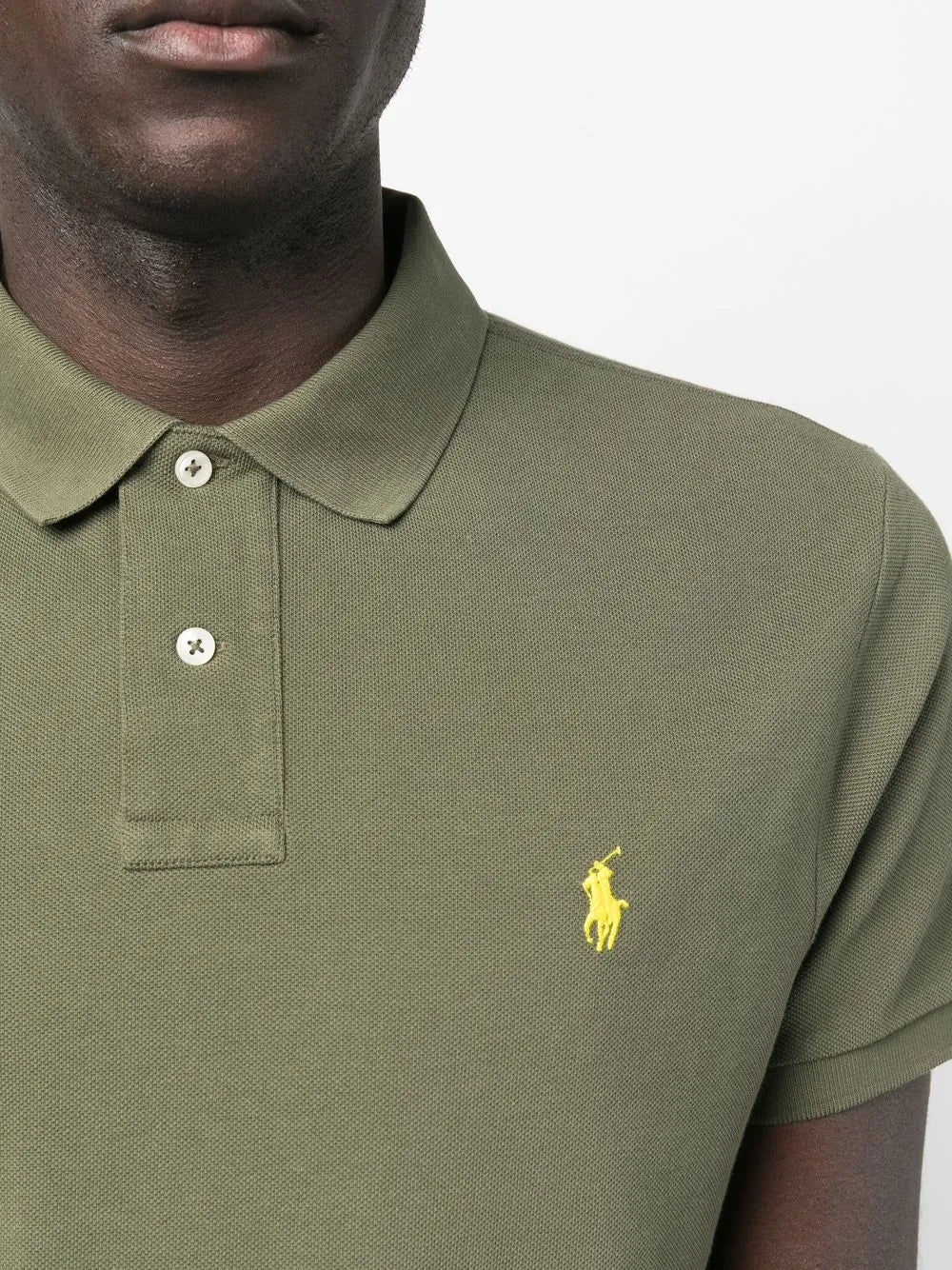 camisa polo com detalhe de logotipo bordado