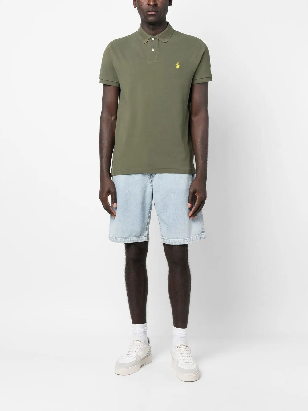 camisa polo com detalhe de logotipo bordado