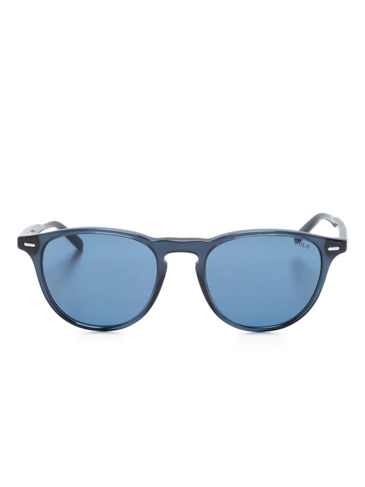 óculos de sol com armação redonda e placa de logotipo