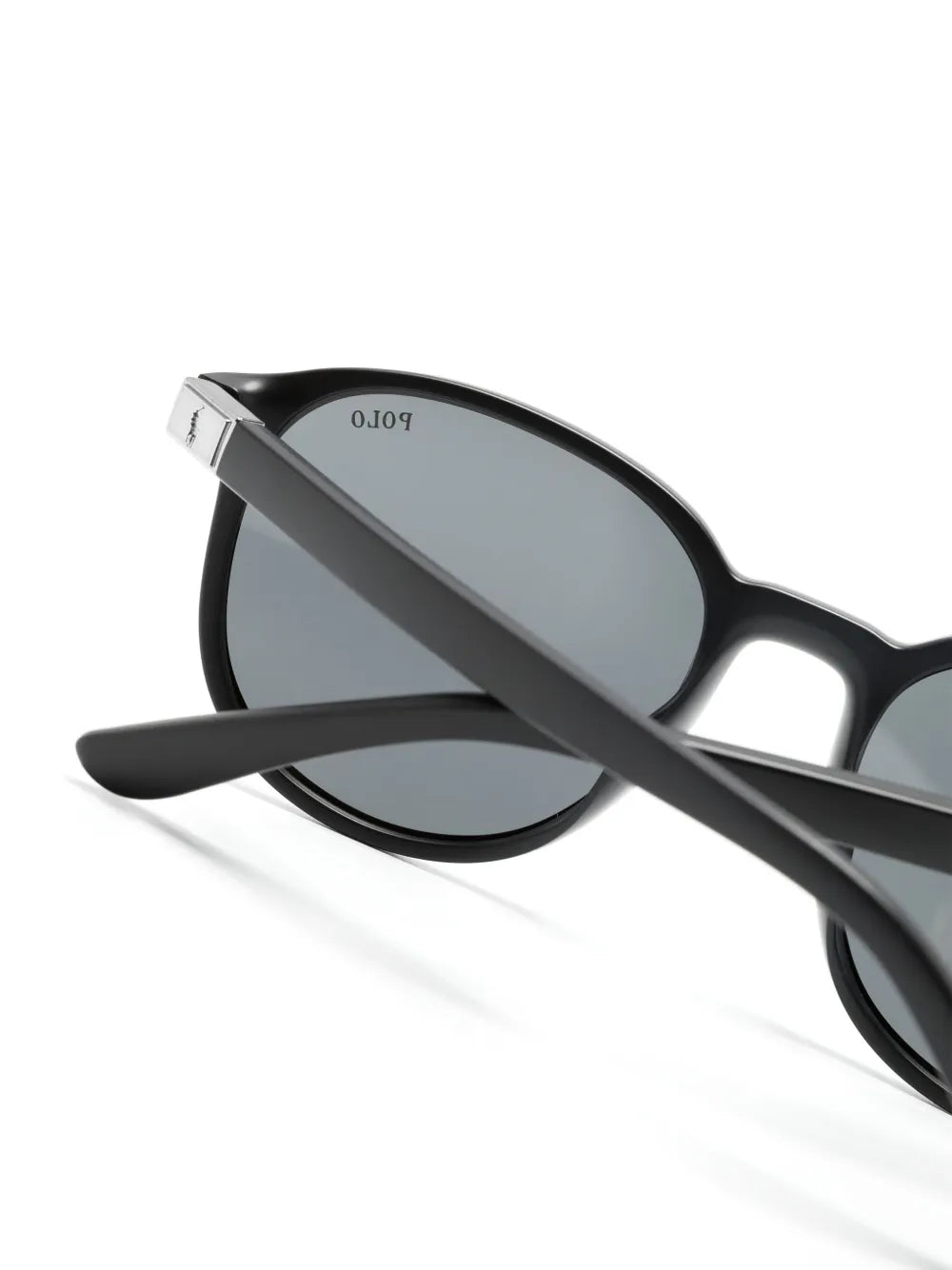 óculos de sol com armação redonda e logotipo gravado