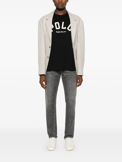 camiseta com aplique de logotipo