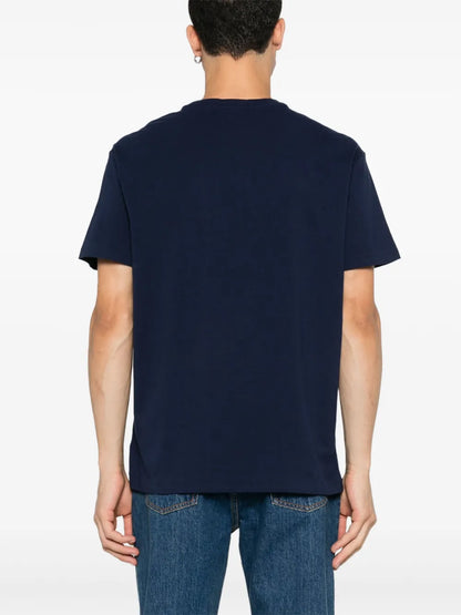 camiseta com logotipo bordado