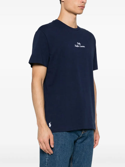 camiseta com logotipo bordado