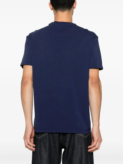 camiseta com estampa de logotipo