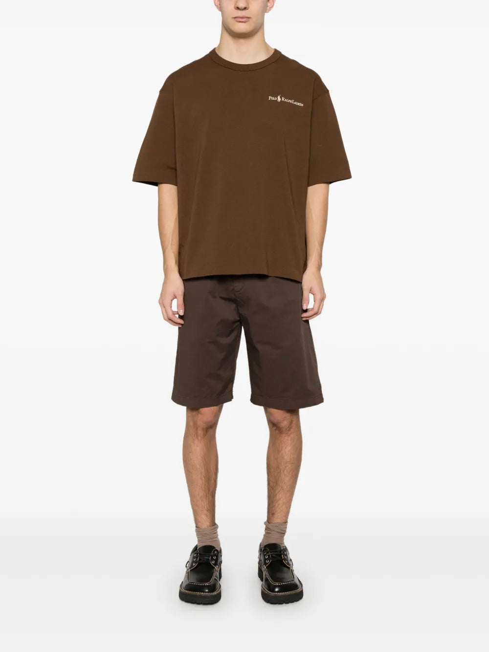 camiseta com logotipo bordado