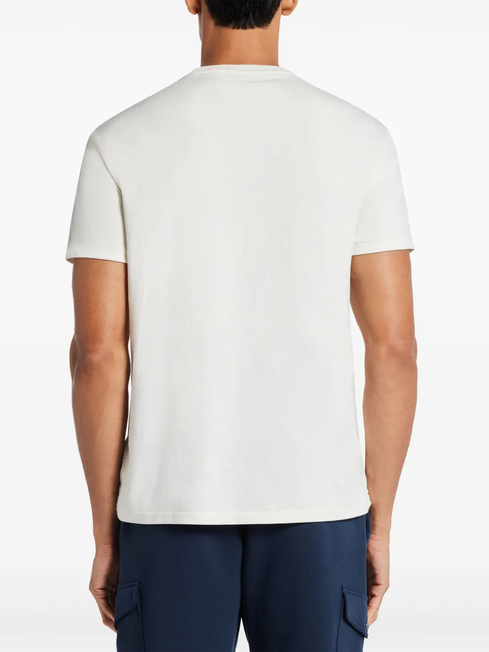 camiseta com logotipo bordado