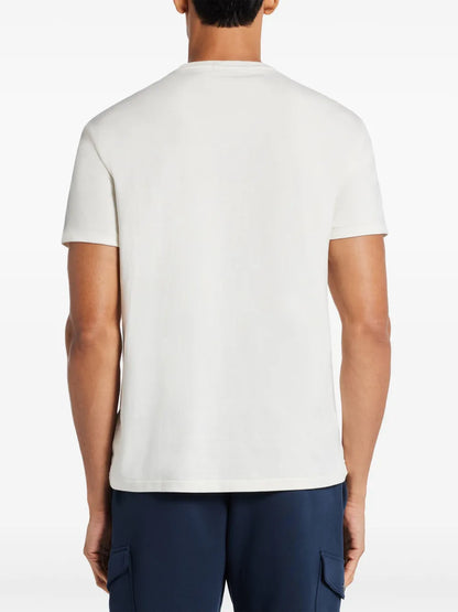 camiseta com logotipo bordado