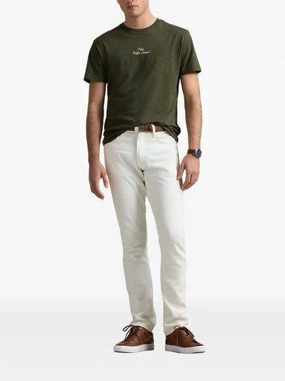 camiseta com logotipo bordado