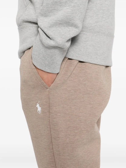 calças com logotipo bordado