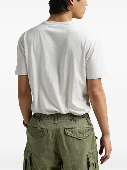 camiseta de malha com logotipo bordado