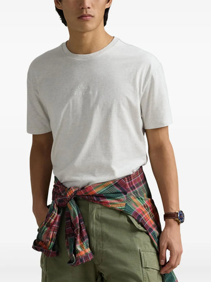 camiseta de malha com logotipo bordado