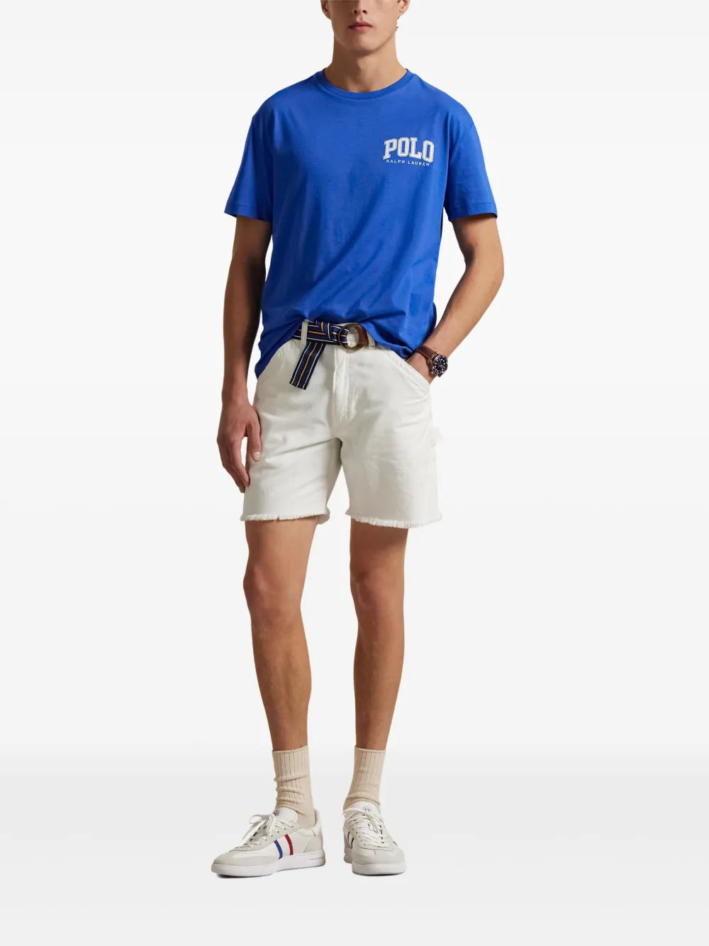 camiseta de malha com logotipo bordado