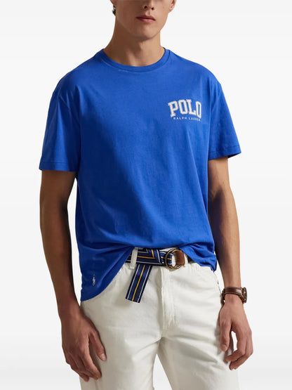 camiseta de malha com logotipo bordado