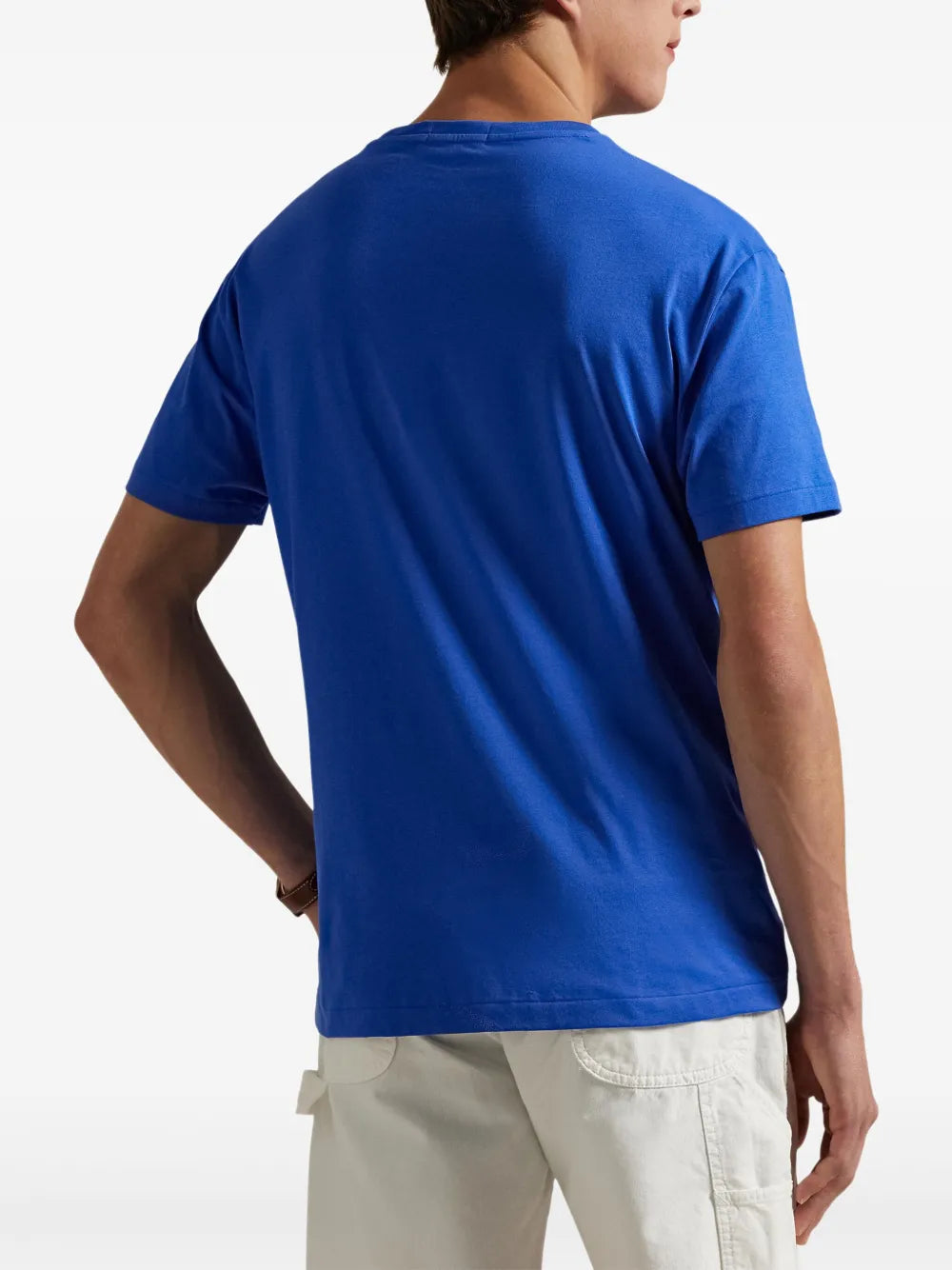 camiseta de malha com logotipo bordado