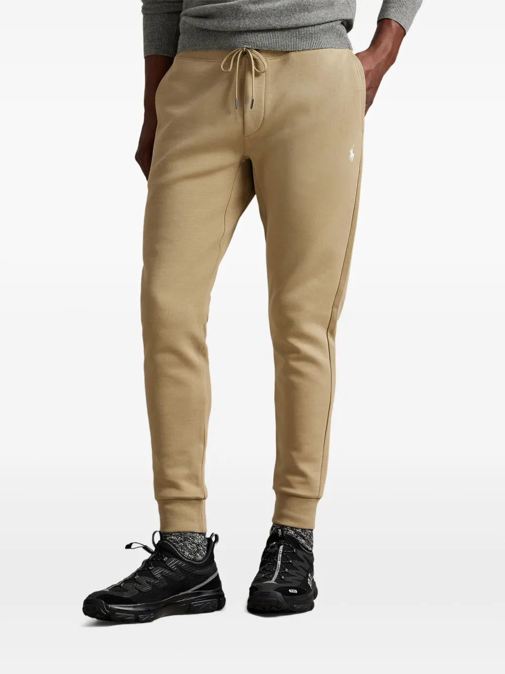 calças esportivas com cordão na cintura