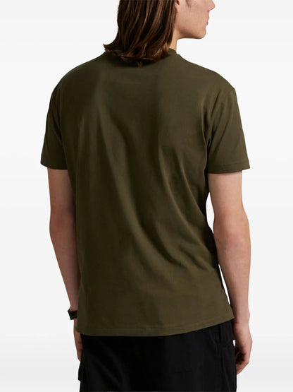 camiseta com estampa de logotipo