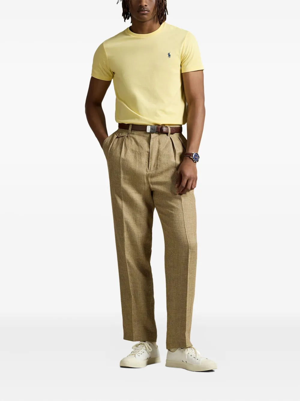 camiseta com gola redonda e logotipo